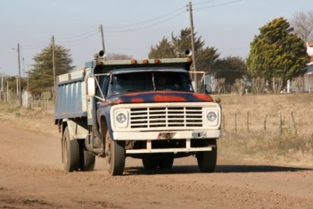 LKW und Schotterpiste - ein bliches Bild